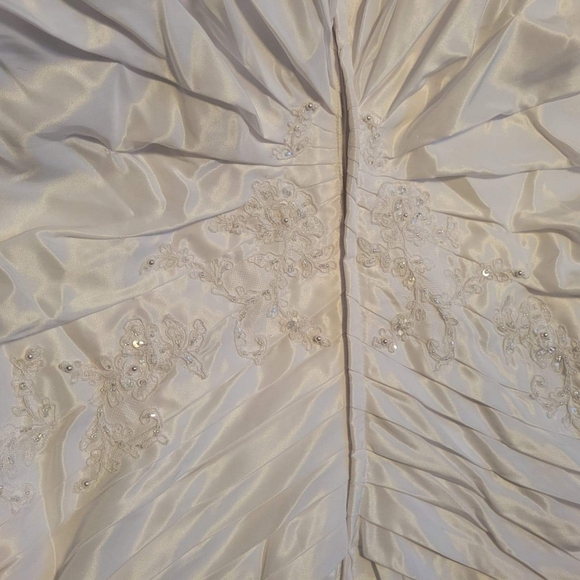 New Strapless Wedding Dress - Picture 4 of 7
